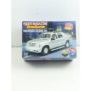 AMT 1:25 2005 Cadillac Escalade EXT 38435 Model Car